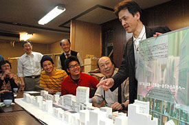 �͌^��O�ɎO��ʂ̊������ɂ��Ċw���⏤�X���ƔM���ۂ���荇��